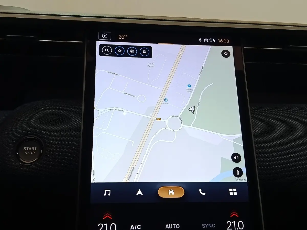 Écran tactile central affichant la navigation 3D dans l’habitacle d’une Citroën C5 Hybride 2026.