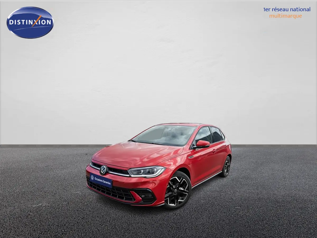 Volkswagen Polo rouge métallisé vue 3/4 avant droit avec jantes alliage 17 pouces sur fond neutre.