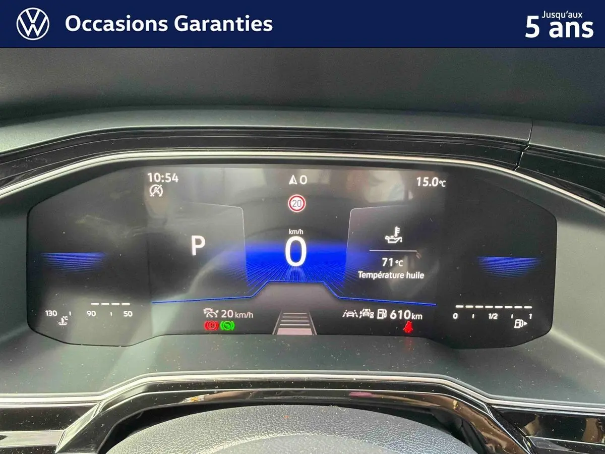 Vue rapprochée du combiné d'instruments digital de la Volkswagen Polo 2025 affichant vitesse, température et autonomie.