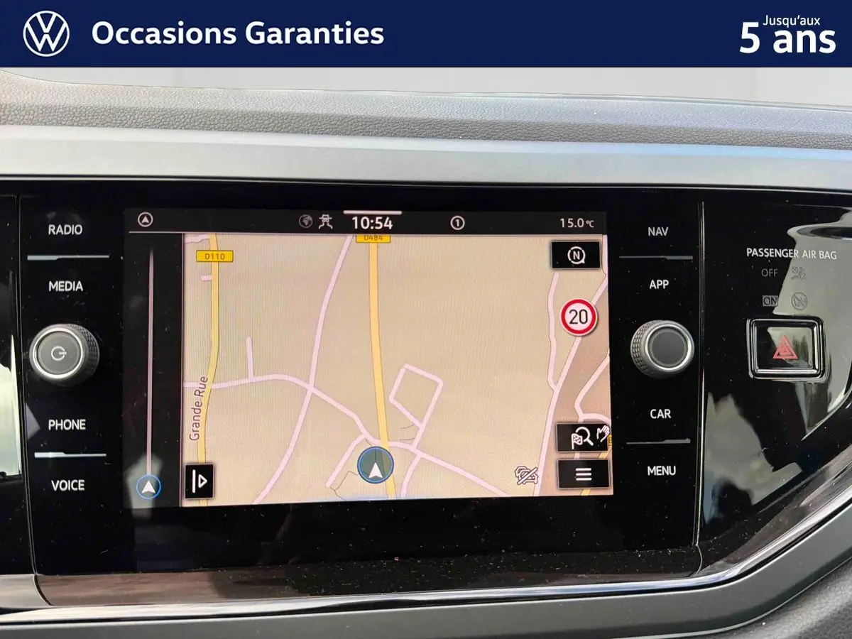 Écran tactile de navigation Discover Media au tableau de bord d'une Volkswagen Polo rouge, vue intérieure frontale.