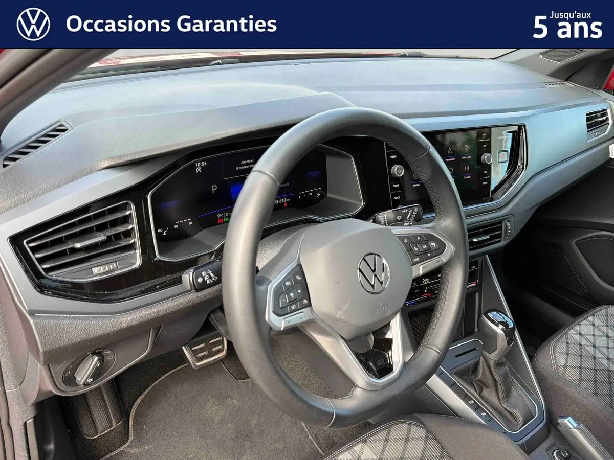 Vue intérieure avant de la Volkswagen Polo 2025, volant cuir multifonctions et tableau de bord digital moderne.