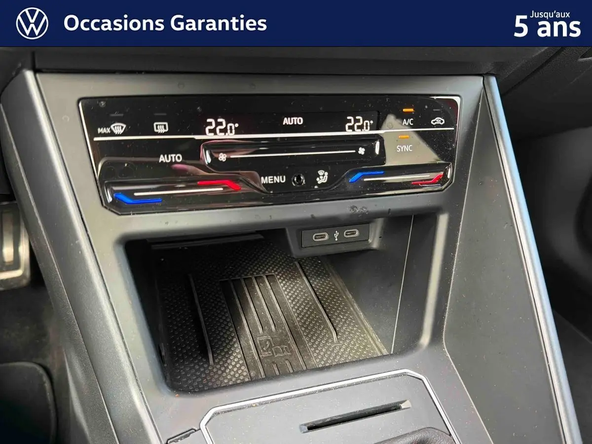 Gros plan sur la console centrale de la Volkswagen Polo 2025, montrant la climatisation automatique tactile et les ports USB.