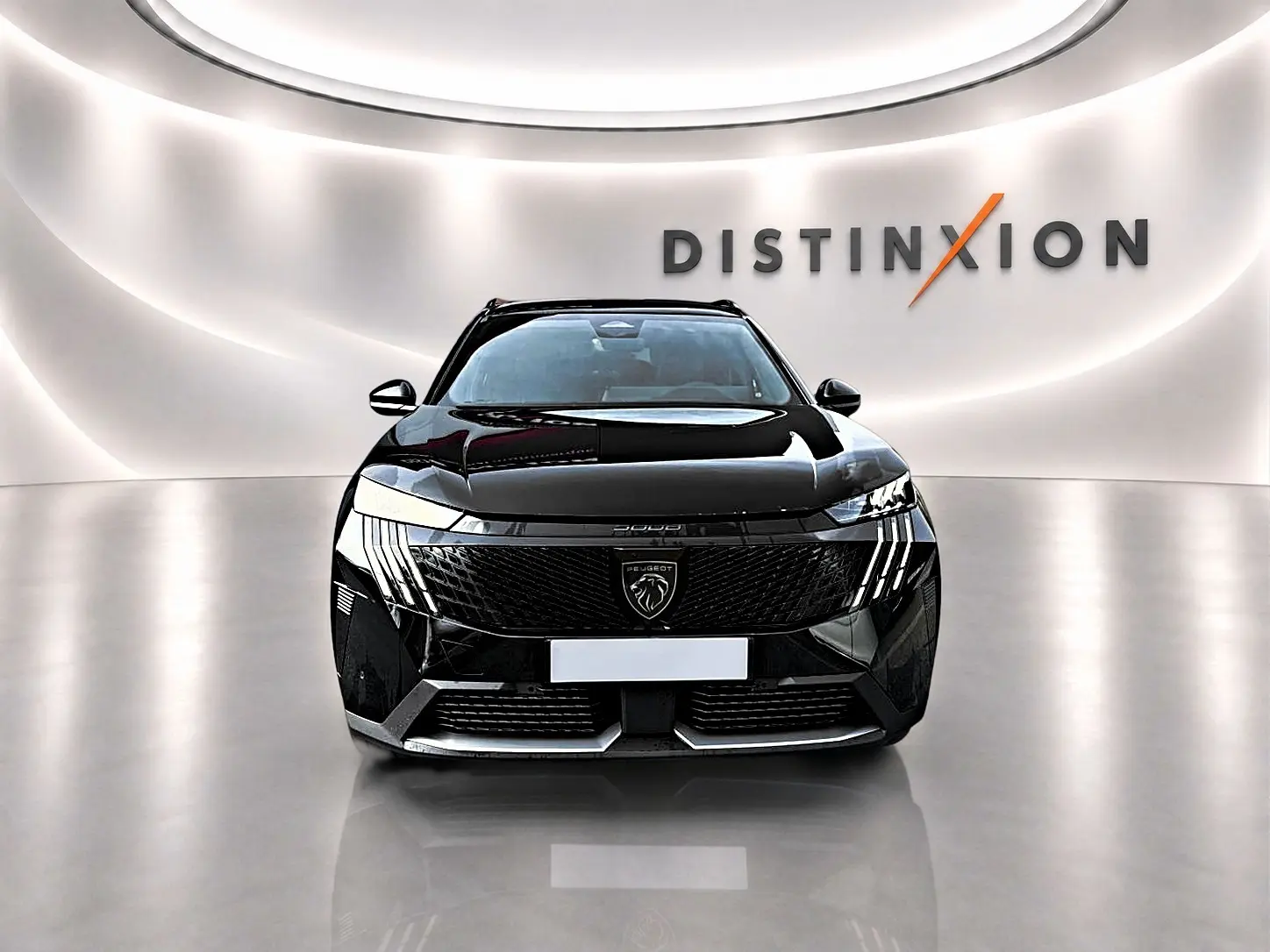 Peugeot 5008 Hybrid 145 GT noir vue de face, avec calandre distinctive et éclairage LED vertical.
