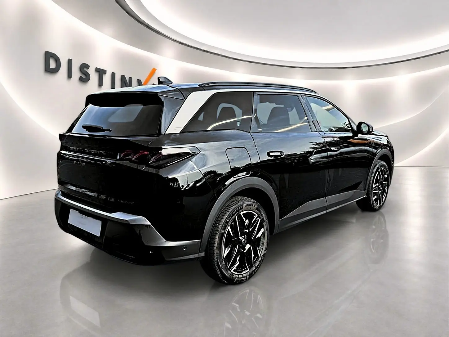 Vue 3/4 arrière droite du Peugeot 5008 Hybrid 145 GT noir avec jantes alliage et vitres arrière surteintées.