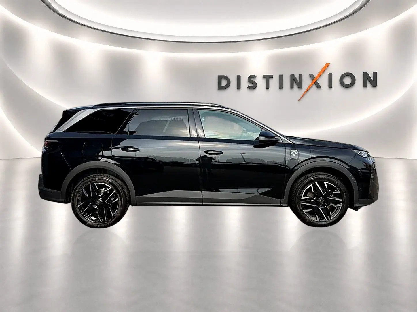 Peugeot 5008 Hybrid 145 GT noir vu de profil côté gauche, avec jantes alu noires et vitres surteintées.