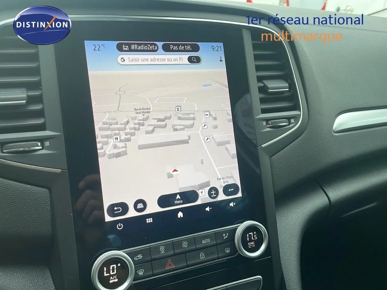 Écran tactile central avec navigation GPS dans l’habitacle noir d’une Renault Mégane Break gris Highland Metal 2024.