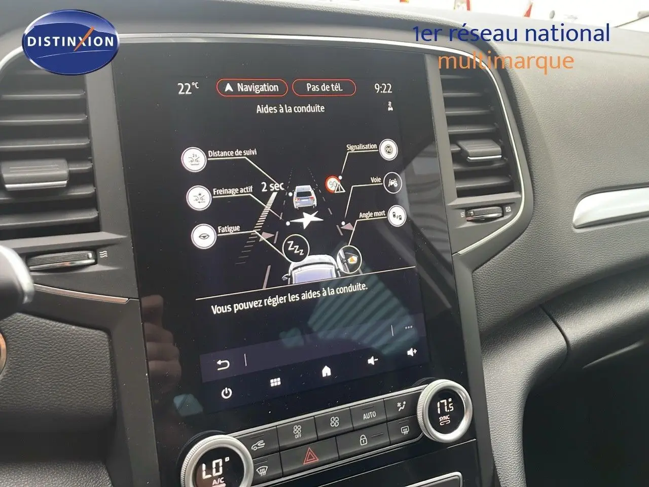 Écran tactile central de la Renault Mégane Break 2024 affichant les aides à la conduite dans un intérieur noir.