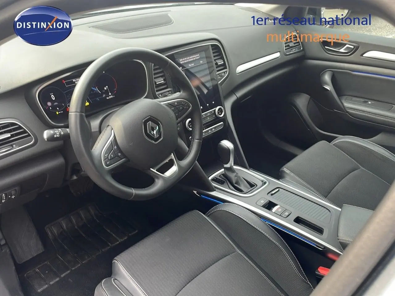 Intérieur de la Renault Mégane Break 2024, vue côté conducteur sur le tableau de bord et la console centrale noire.