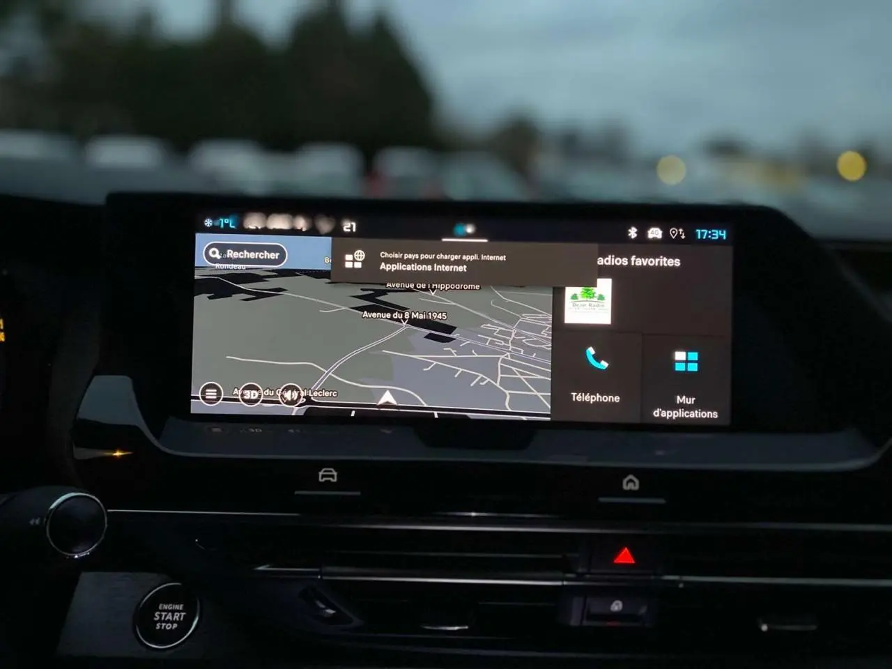Tablette tactile de navigation allumée dans l'habitacle du Citroën C5 X gris Artense, vue du tableau de bord central.