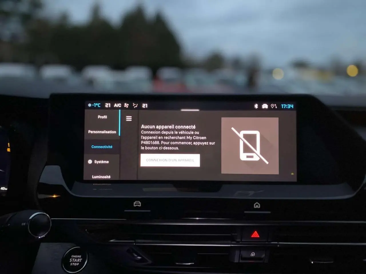 Écran tactile central du tableau de bord du Citroën C5 X 2023 affichant le menu de connectivité sans appareil connecté.