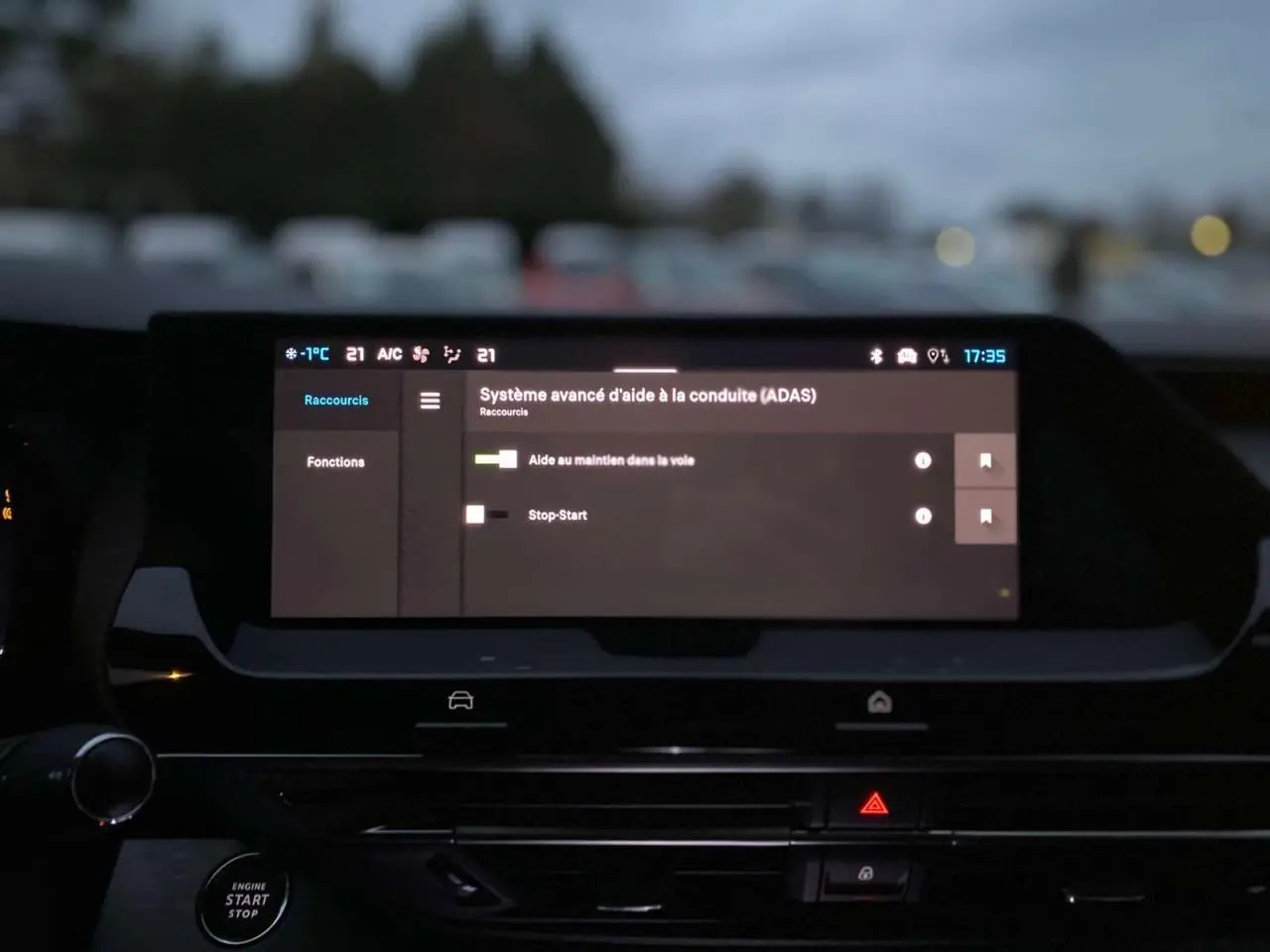 Écran tactile du système d'aide à la conduite dans l'habitacle du Citroën C5 X, ambiance sombre extérieure.