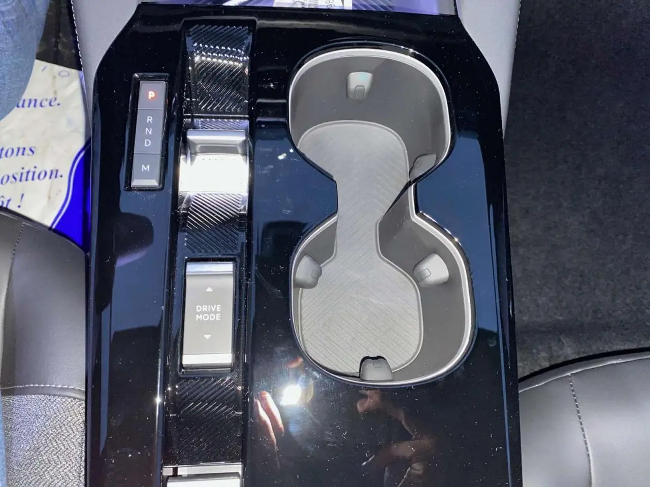 Vue rapprochée du sélecteur de boîte automatique et porte-gobelets noirs brillants de la Citroën C5 X 2023.