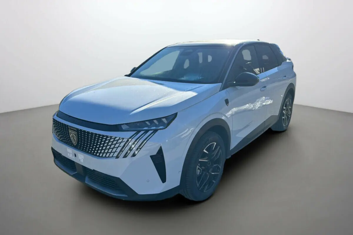 Peugeot 3008 Hybrid 2024 blanc okénite en 3/4 avant droit avec calandre distinctive et jantes noires.