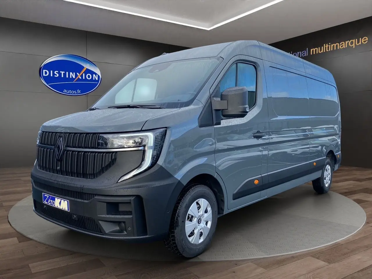 Renault Master gris urbain vu en 3/4 avant droit, fourgon utilitaire avec calandre noire et jantes argentées.