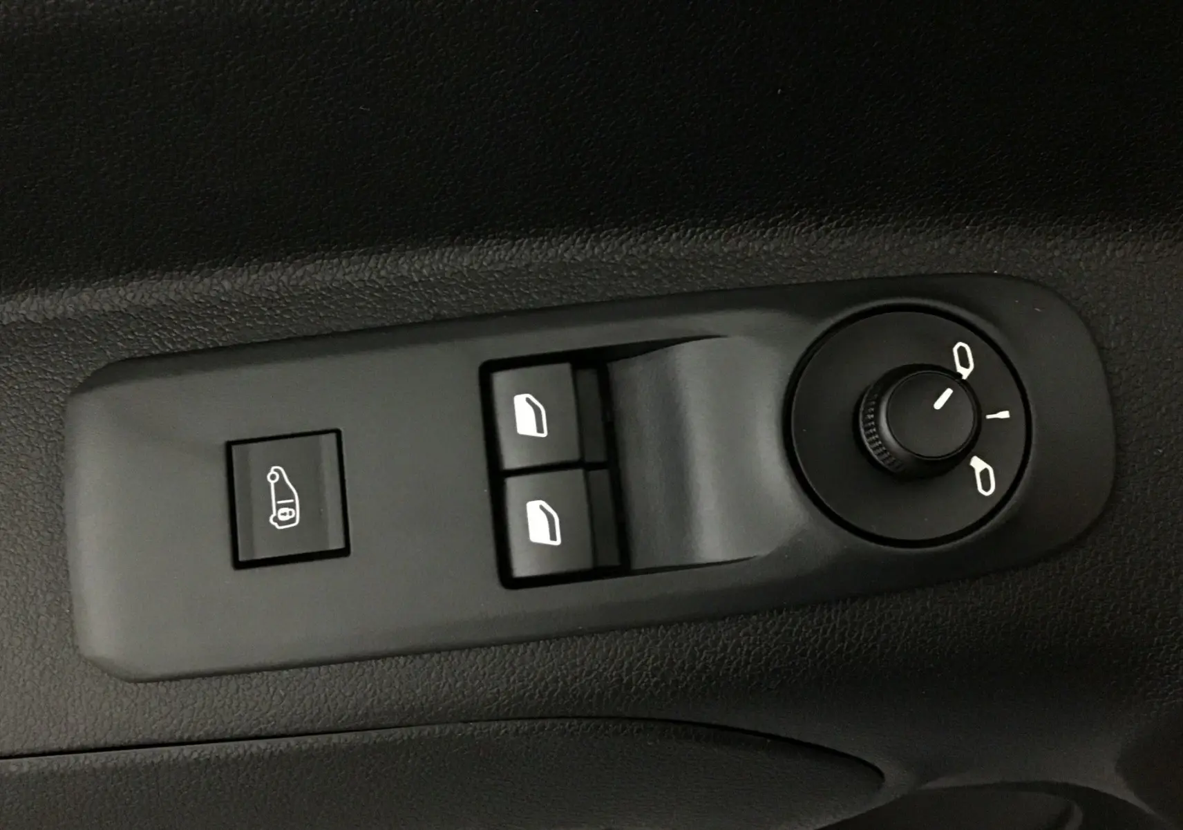 Gros plan sur les commandes de réglage des rétroviseurs et des vitres électriques côté conducteur d’un Peugeot Partner blanc 2025.