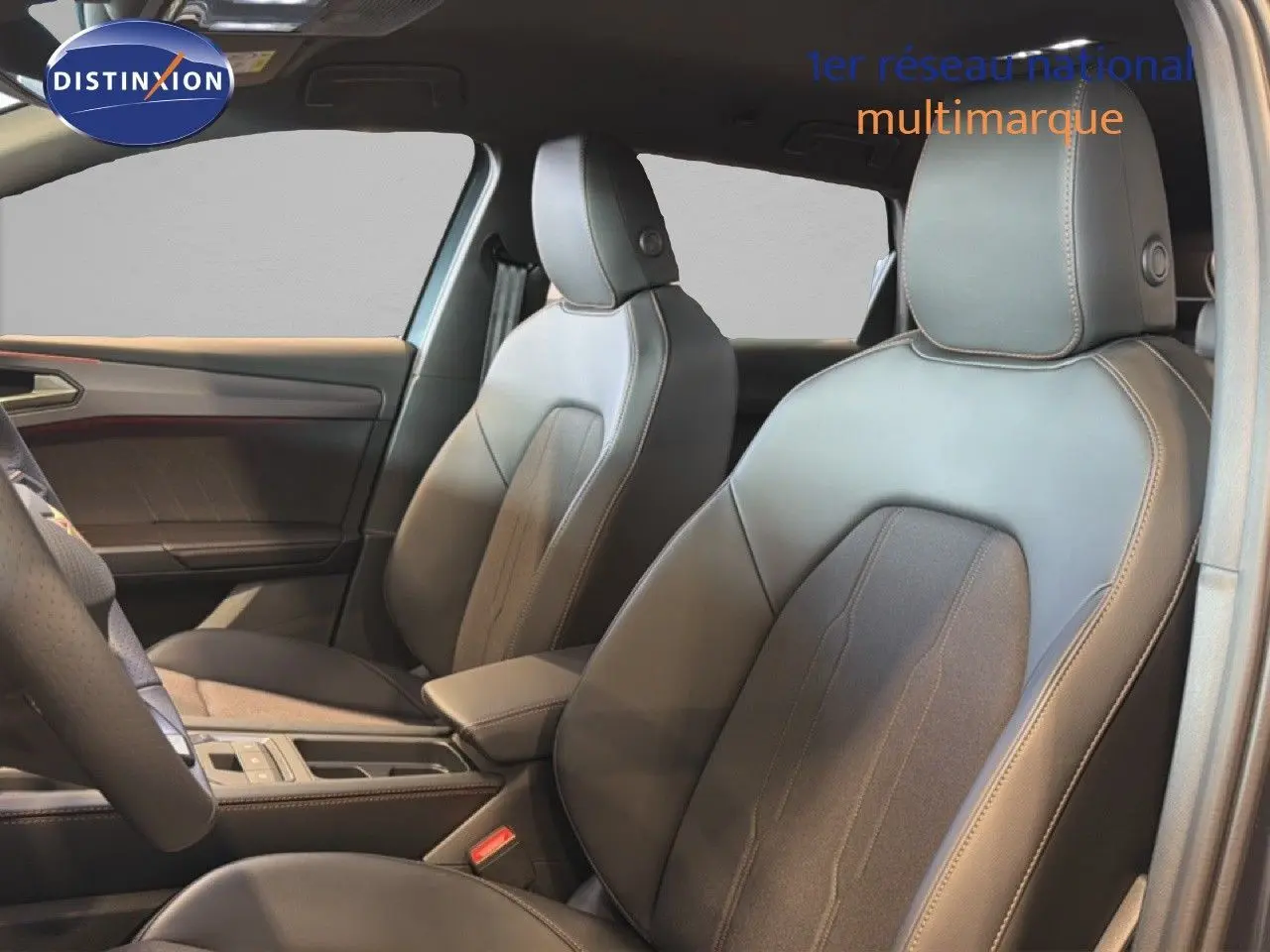 Vue intérieure rapprochée des sièges avant en cuir noir de la CUPRA LEON ST 2025, soulignant la finition soignée.