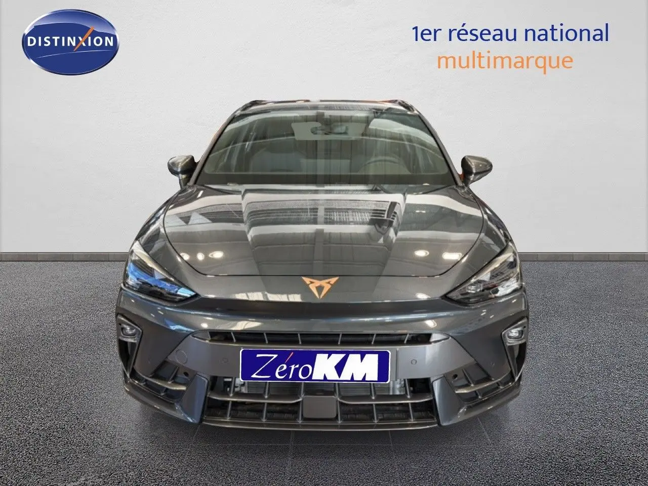 Vue frontale d'une CUPRA Leon ST 1.5 eTSI 150CH gris magnétique métallisé avec logo CUPRA orange sur le capot.