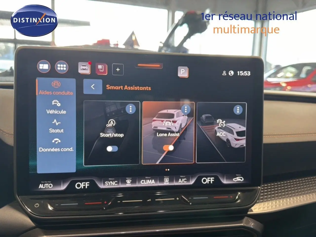 Écran tactile central du tableau de bord de la CUPRA LEON ST 2025 affichant les assistants de conduite.