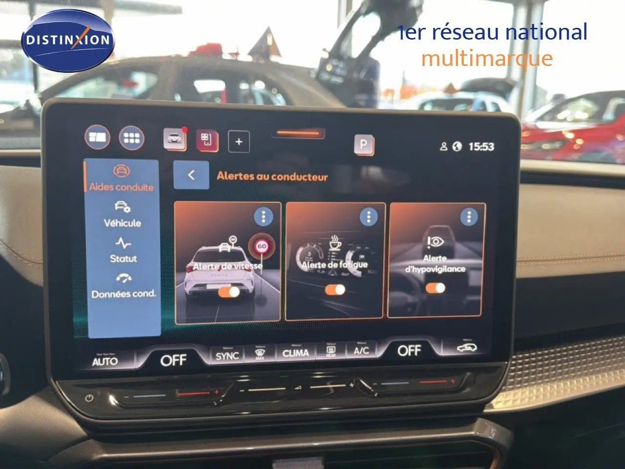 Vue avant intérieure centrée sur l'écran tactile du tableau de bord de la CUPRA LEON ST gris métallique 2025.