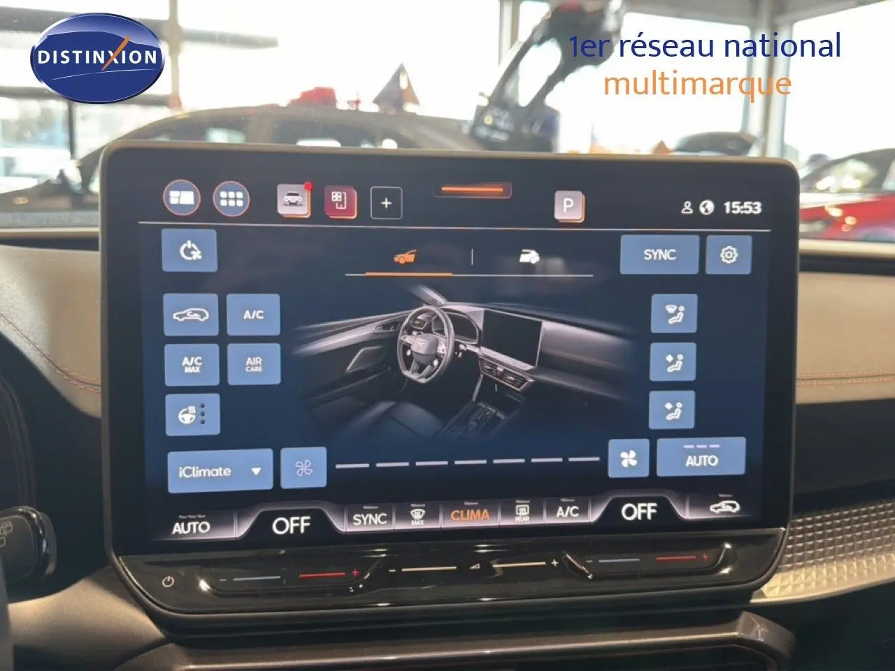 Écran tactile central affichant les commandes de climatisation du CUPRA LEON ST 1.5 eTSI 2025, intérieur noir.