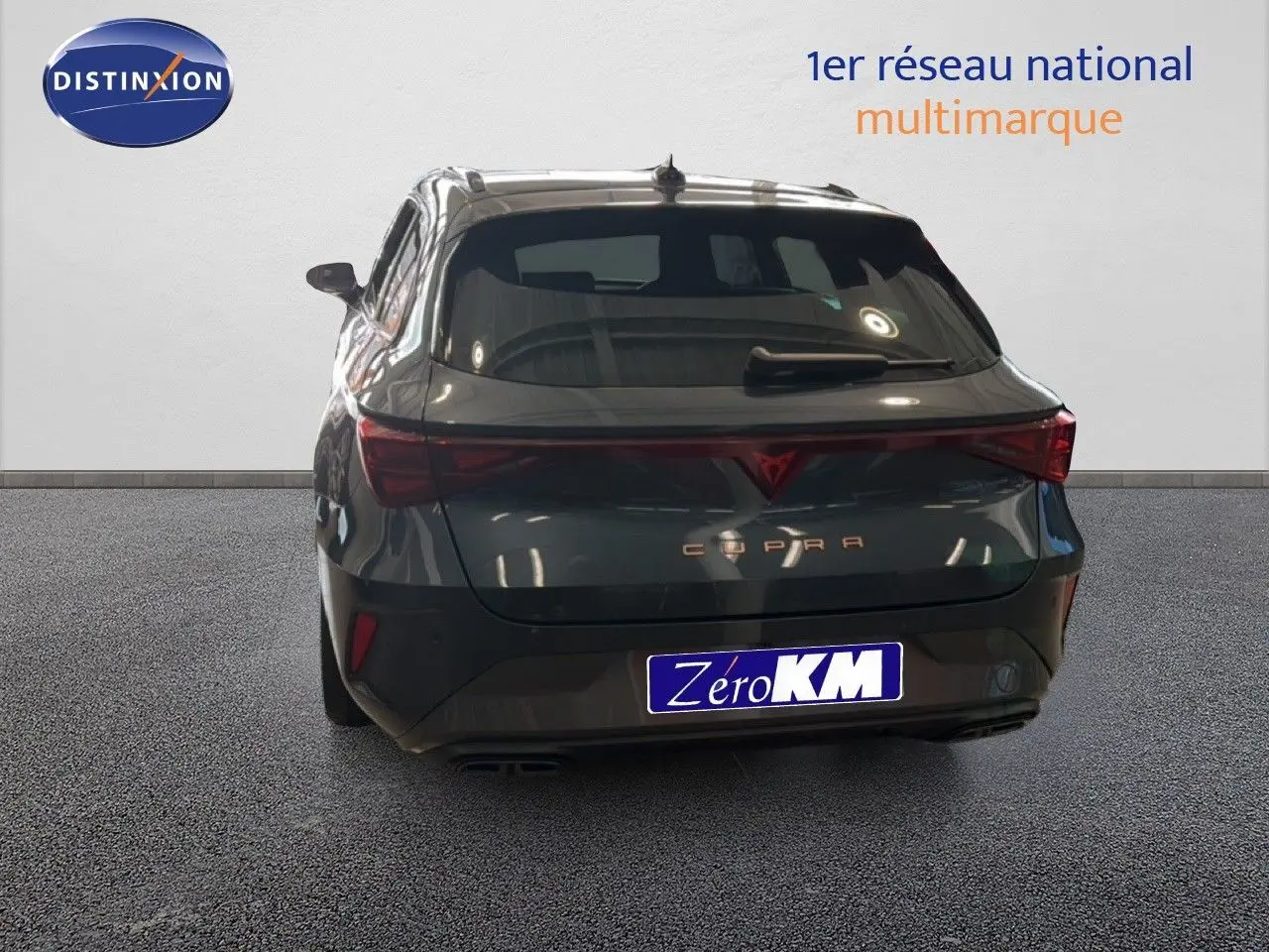 Vue arrière d'une CUPRA Leon ST 1.5 eTSI gris magnétique métal avec feux arrière LED et double sortie d'échappement.