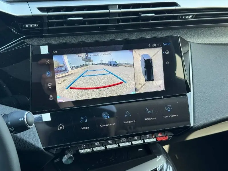 Écran tactile central de la Peugeot 308 2025 montrant la caméra de recul et l’affichage 360° intérieur noir.