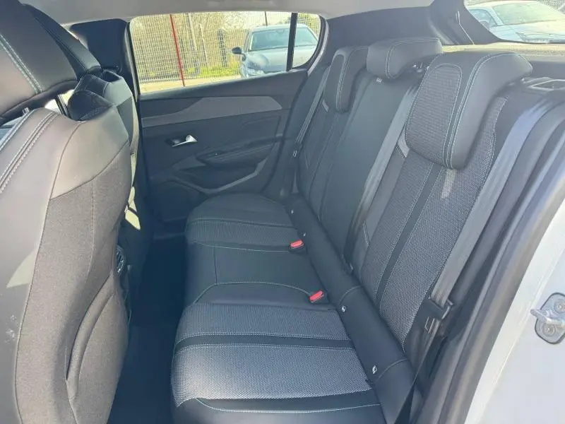 Vue intérieure côté droit des sièges arrière en tissu noir et gris de la Peugeot 308 2025 Blanc Okénite.