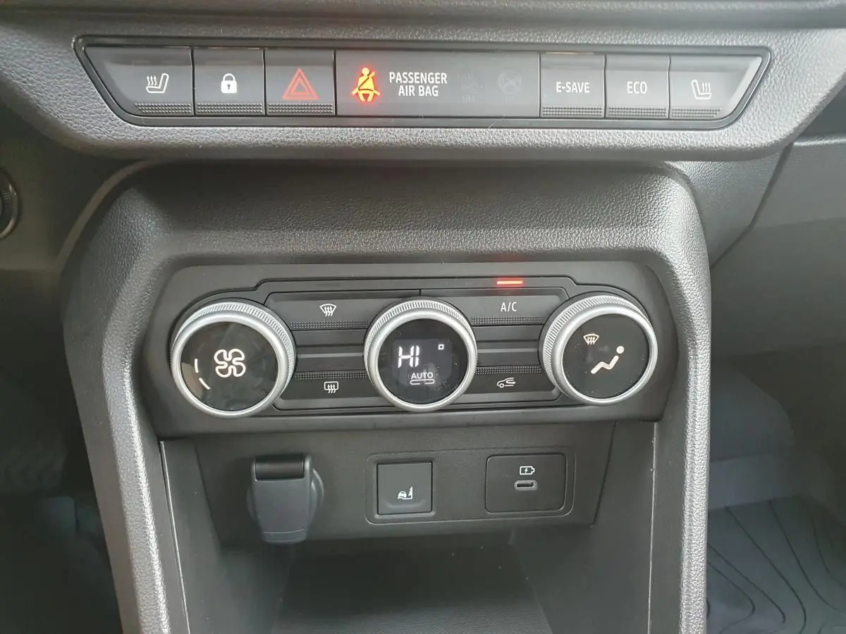 Vue rapprochée de la console centrale noire du Dacia Jogger 2026 avec commandes climatisation et sièges chauffants.