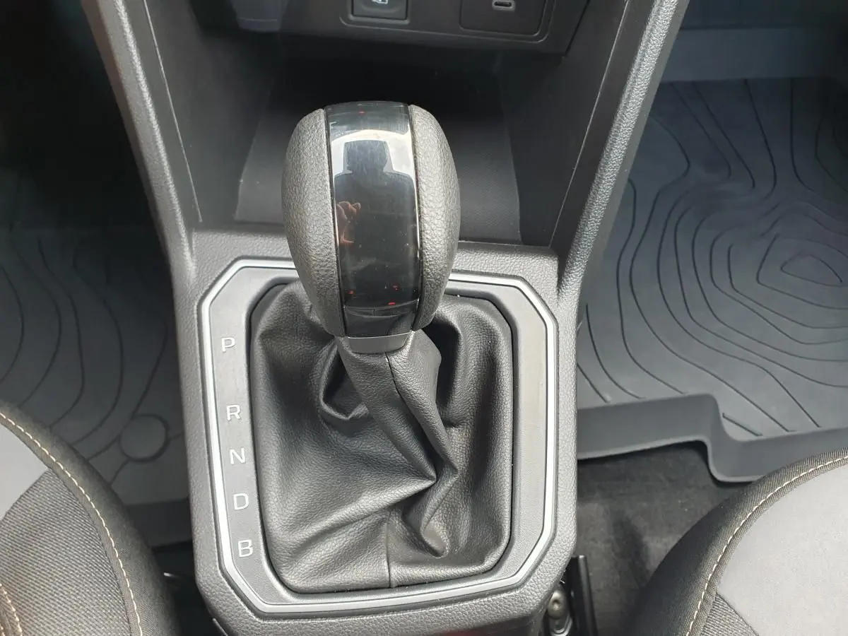 Le levier de vitesses automatique noir de la Dacia Jogger 1.6 Hybrid, vu de dessus dans l'habitacle.
