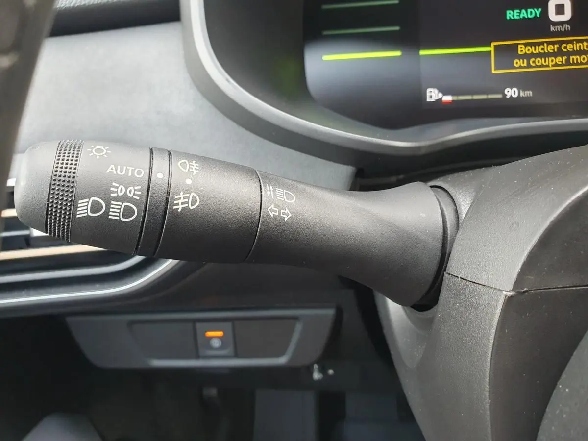 Gros plan sur la commande des phares et clignotants du tableau de bord du Dacia Jogger 1.6 Hybrid 2026.