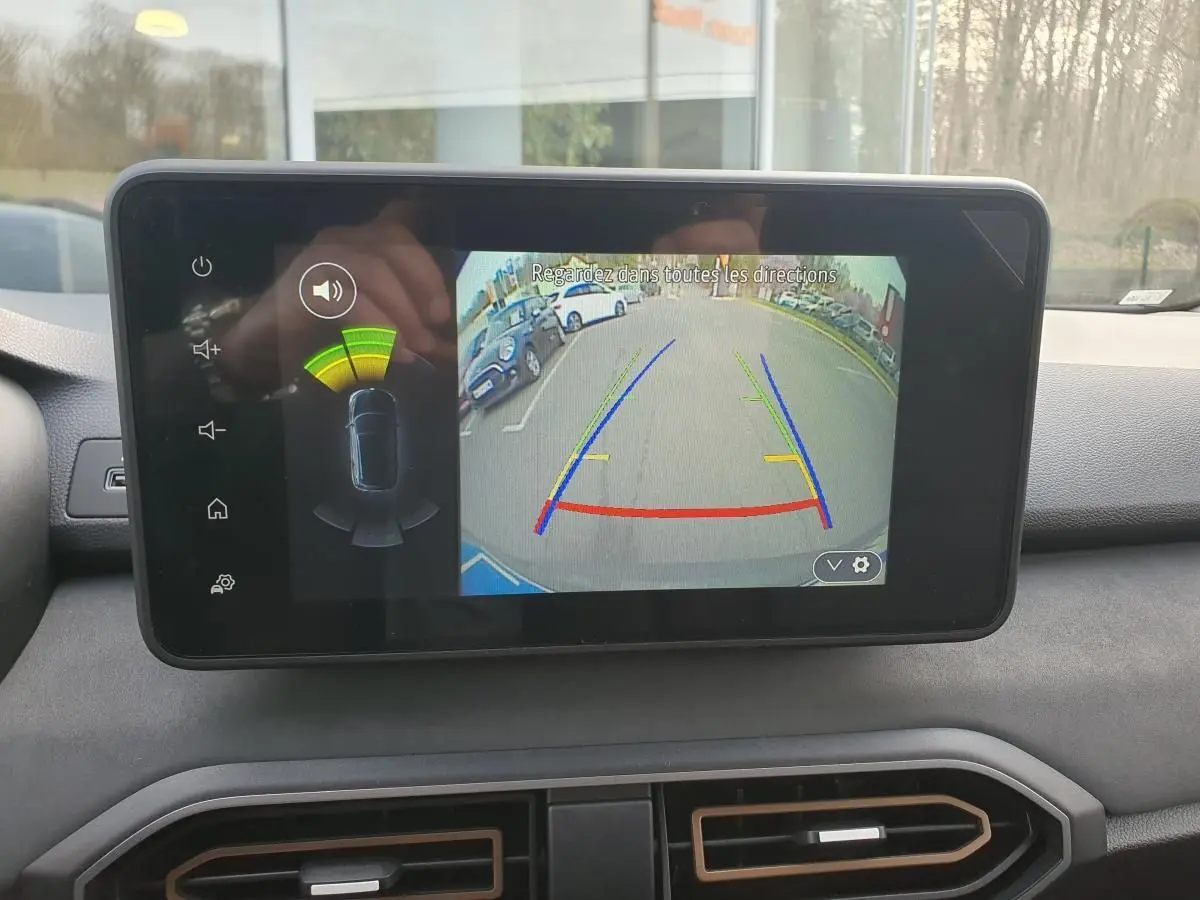 Écran tactile intérieur montrant la caméra de recul et l’aide au stationnement du Dacia Jogger 2026.