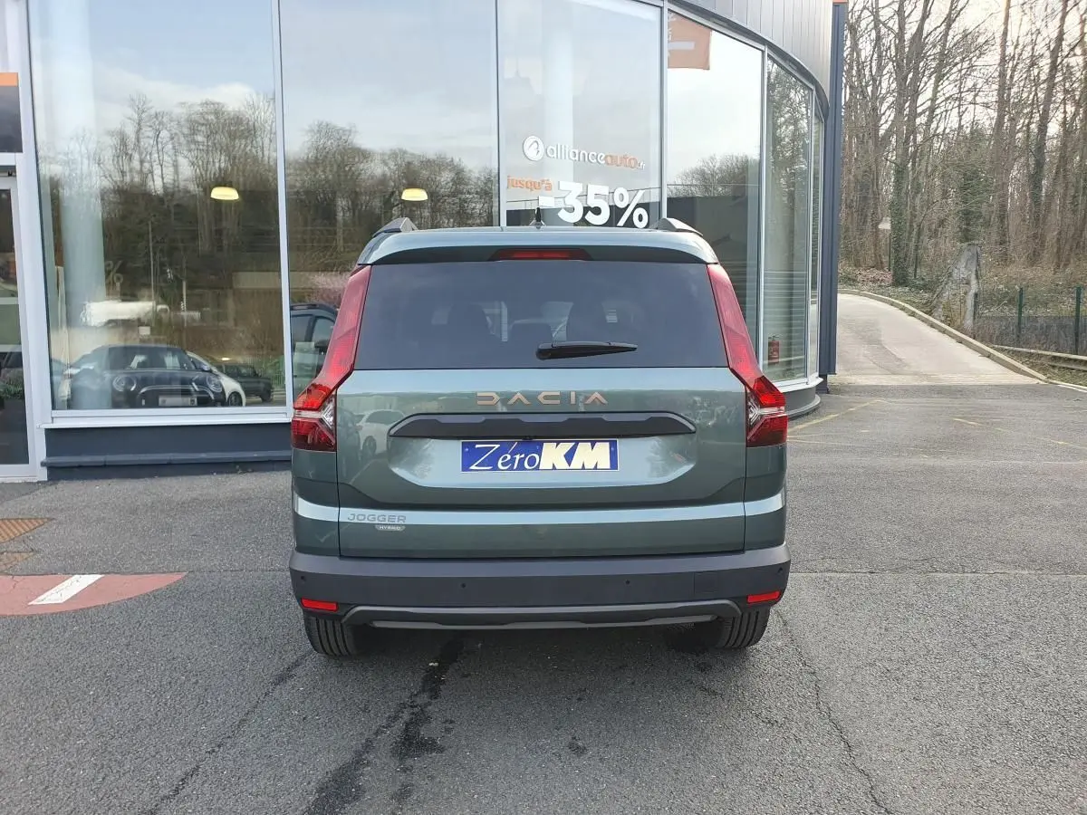 Vue arrière d'un Dacia Jogger vert cèdre 2026 avec logo et feux verticaux caractéristiques.