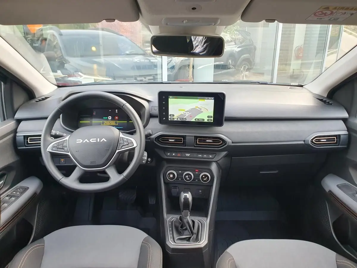 Vue intérieure frontale du tableau de bord du Dacia Jogger 2026 avec écran tactile central et volant multifonction.