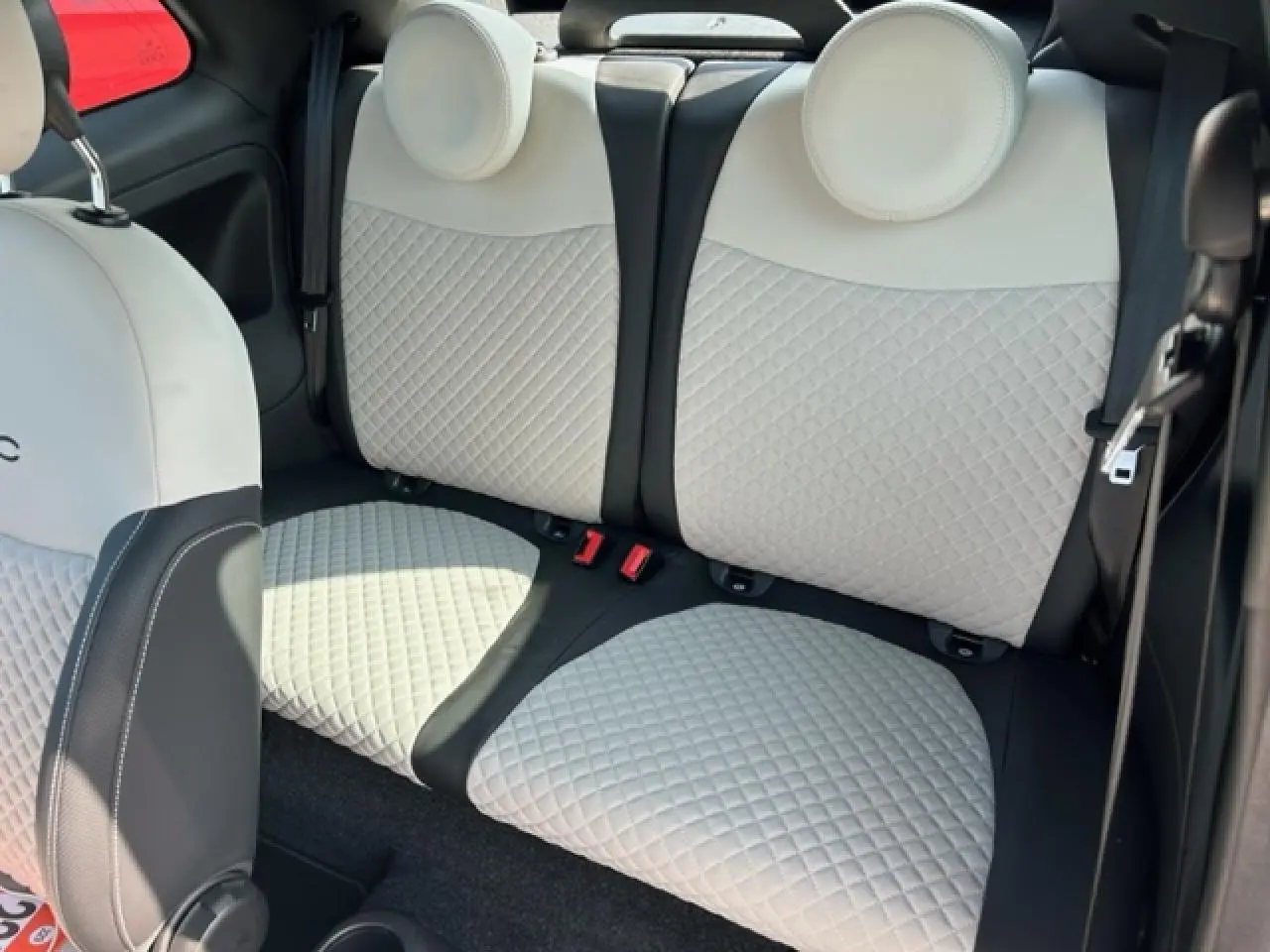 Vue intérieure sur les sièges arrière gris clair matelassés de la Fiat 500C Cabriolet 2021, avec détails noirs.