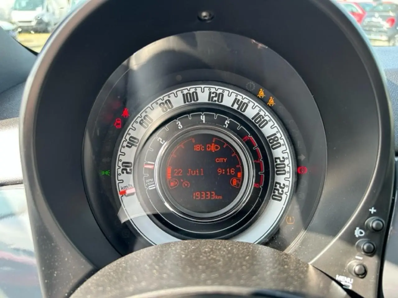 Gros plan sur le combiné de bord numérique TFT 7'' rouge et blanc du Fiat 500C gris/rouge de 2021.