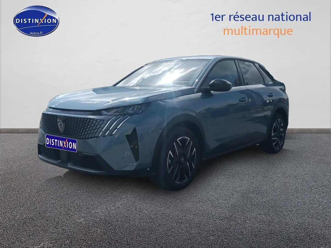 Peugeot 3008 bleu en 3/4 avant droit, avec calandre distinctive et jantes alliage noires.