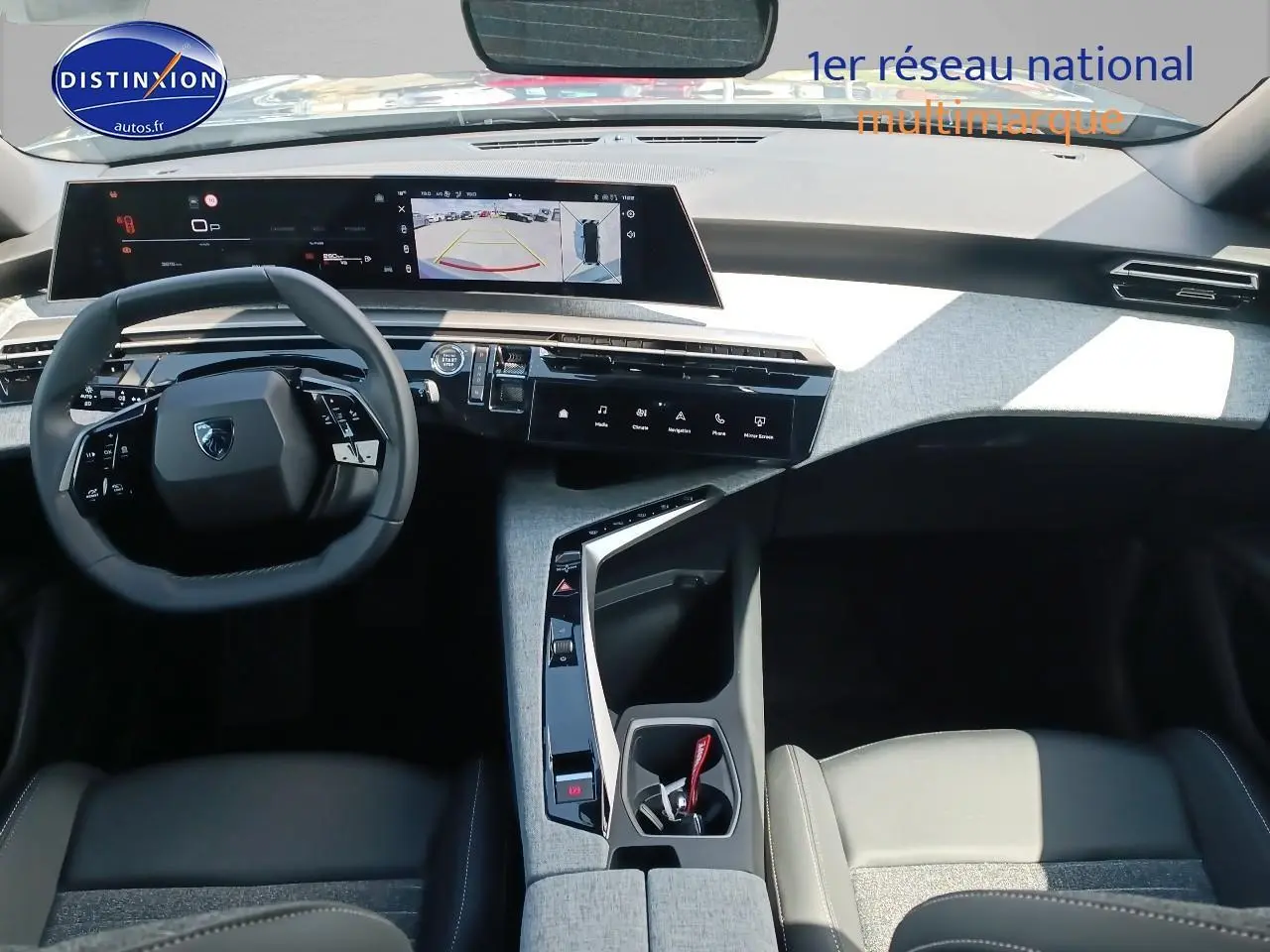 Vue intérieure avant du Peugeot 3008 2025, tableau de bord moderne avec écran tactile et volant multifonction cuir.