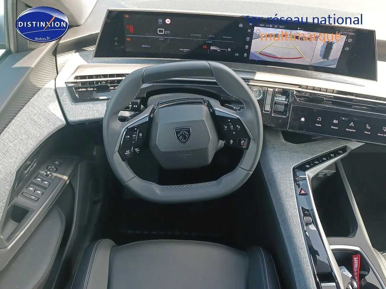 Vue intérieure du poste de conduite du Peugeot 3008 2025, volant cuir multifonction et grand écran tactile panoramique.
