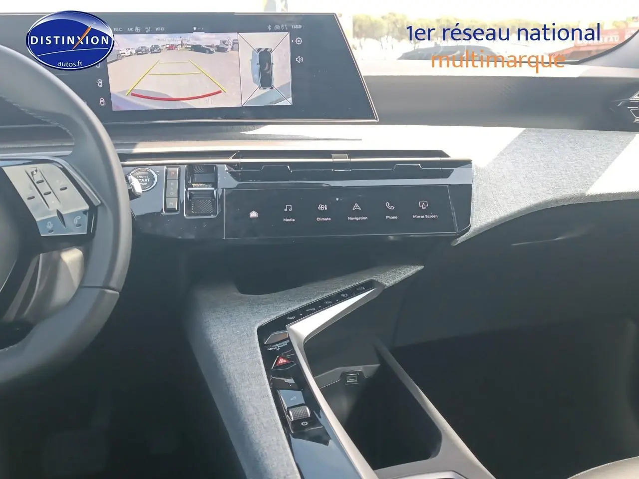Vue intérieure du tableau de bord et console centrale du Peugeot 3008 1.2 hybrid 145 allure e-dcs6, avec écran tactile et volant multifonction.