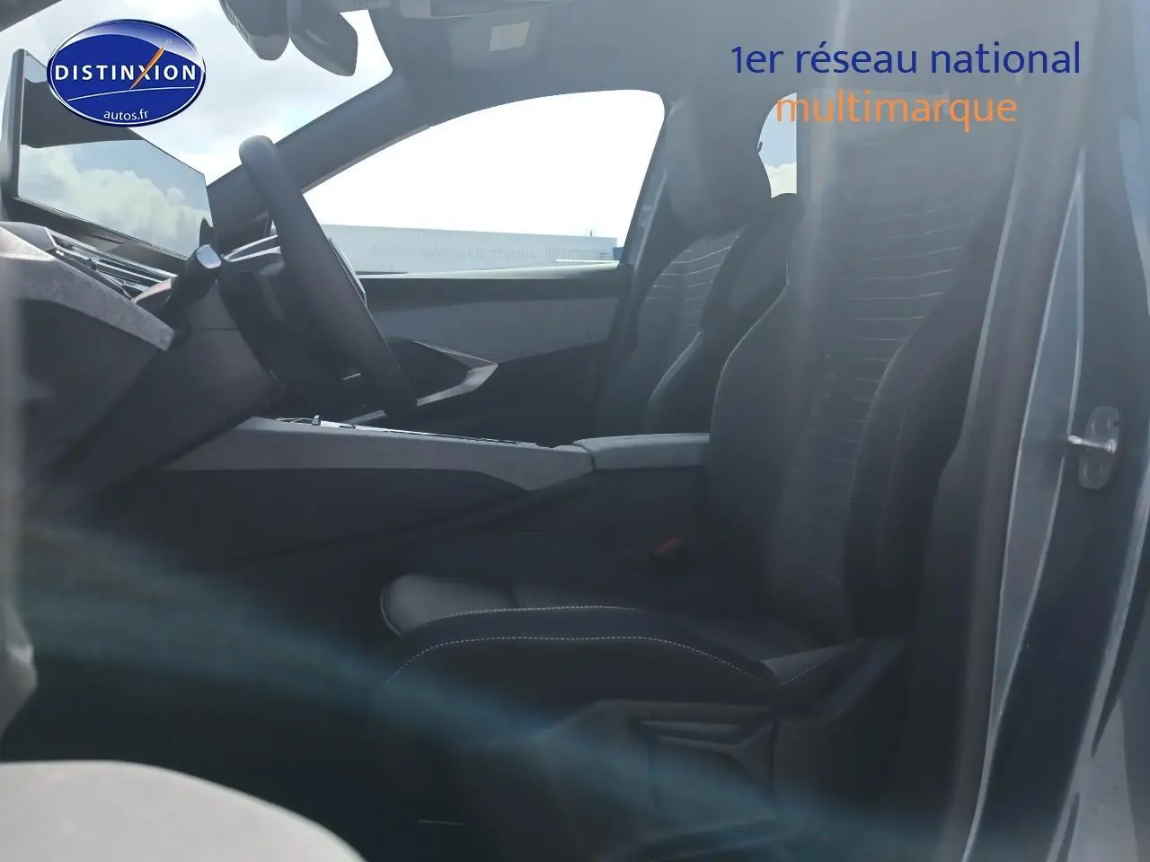 Vue latérale intérieure côté conducteur du Peugeot 3008 bleu 2025, mettant en valeur les sièges et le volant cuir multifonction.