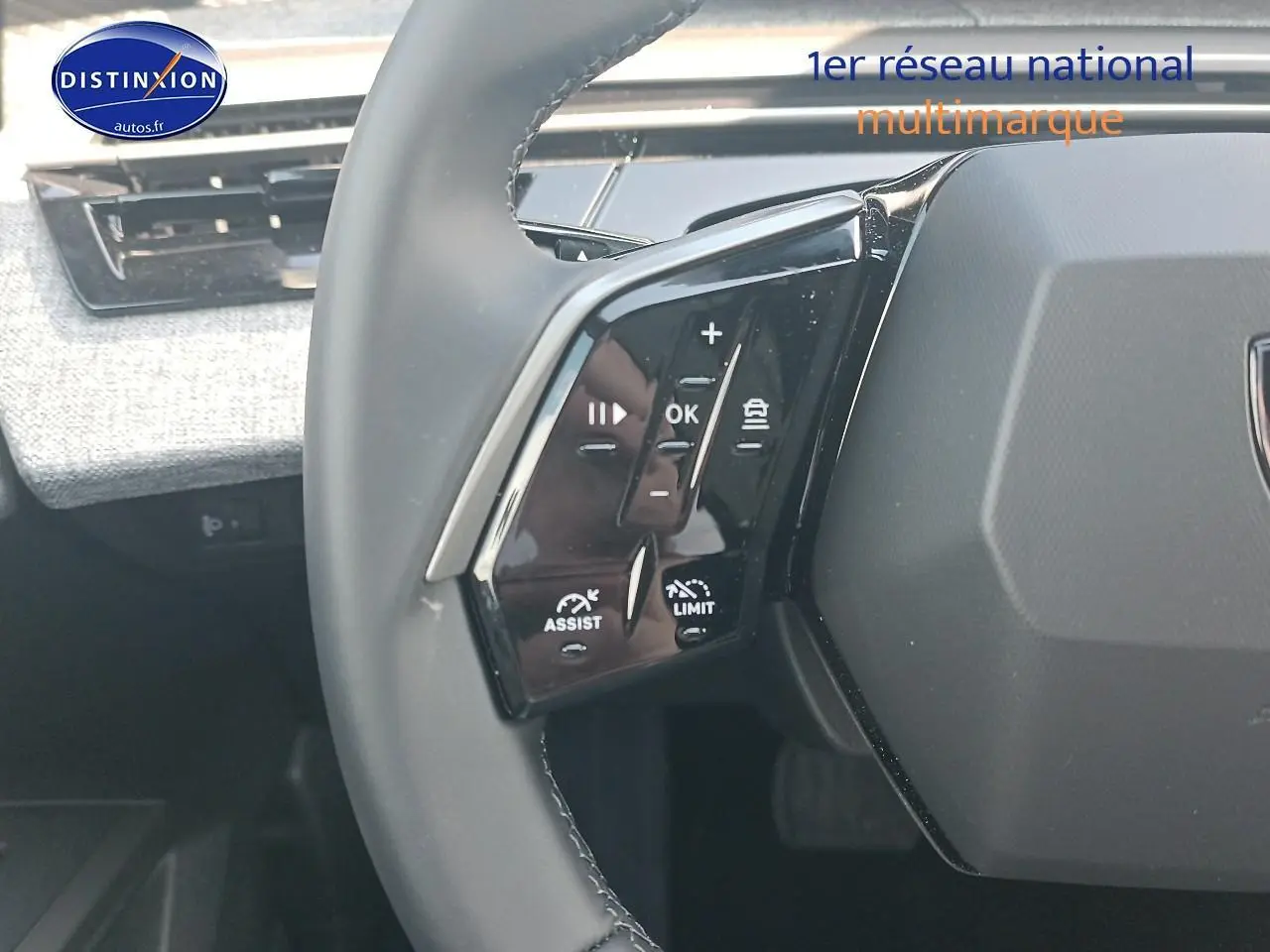 Gros plan sur le volant cuir noir de la Peugeot 3008 2025, avec commandes multifonctions visibles côté gauche.