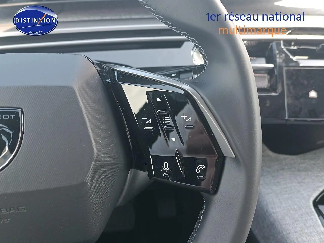 Gros plan sur le volant cuir noir de la Peugeot 3008 2025 avec commandes multifonctions côté gauche.