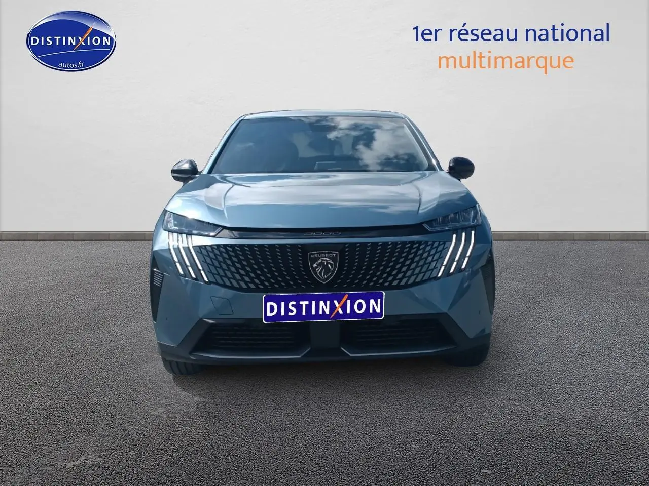 Vue avant d’un Peugeot 3008 bleu 2025 avec calandre noire et feux LED distinctifs en griffes verticales.