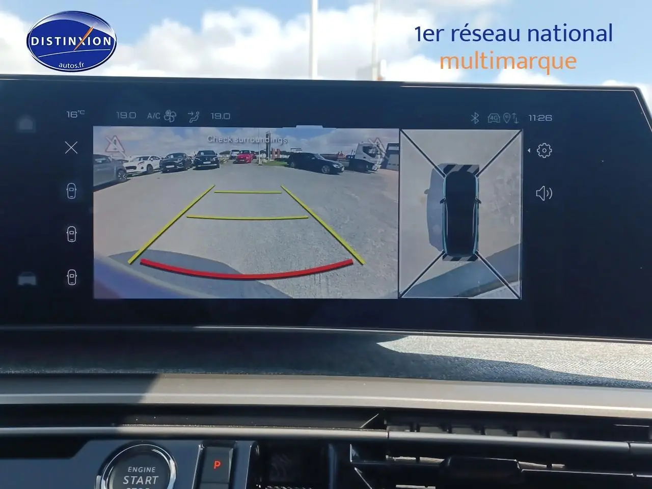 Écran tactile intérieur du Peugeot 3008 bleu montrant la caméra de recul avec vue arrière et vue aérienne du véhicule.