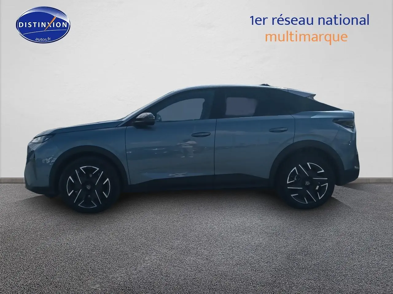 Peugeot 3008 bleu en vue profil côté gauche, soulignant ses jantes alu et lignes modernes.