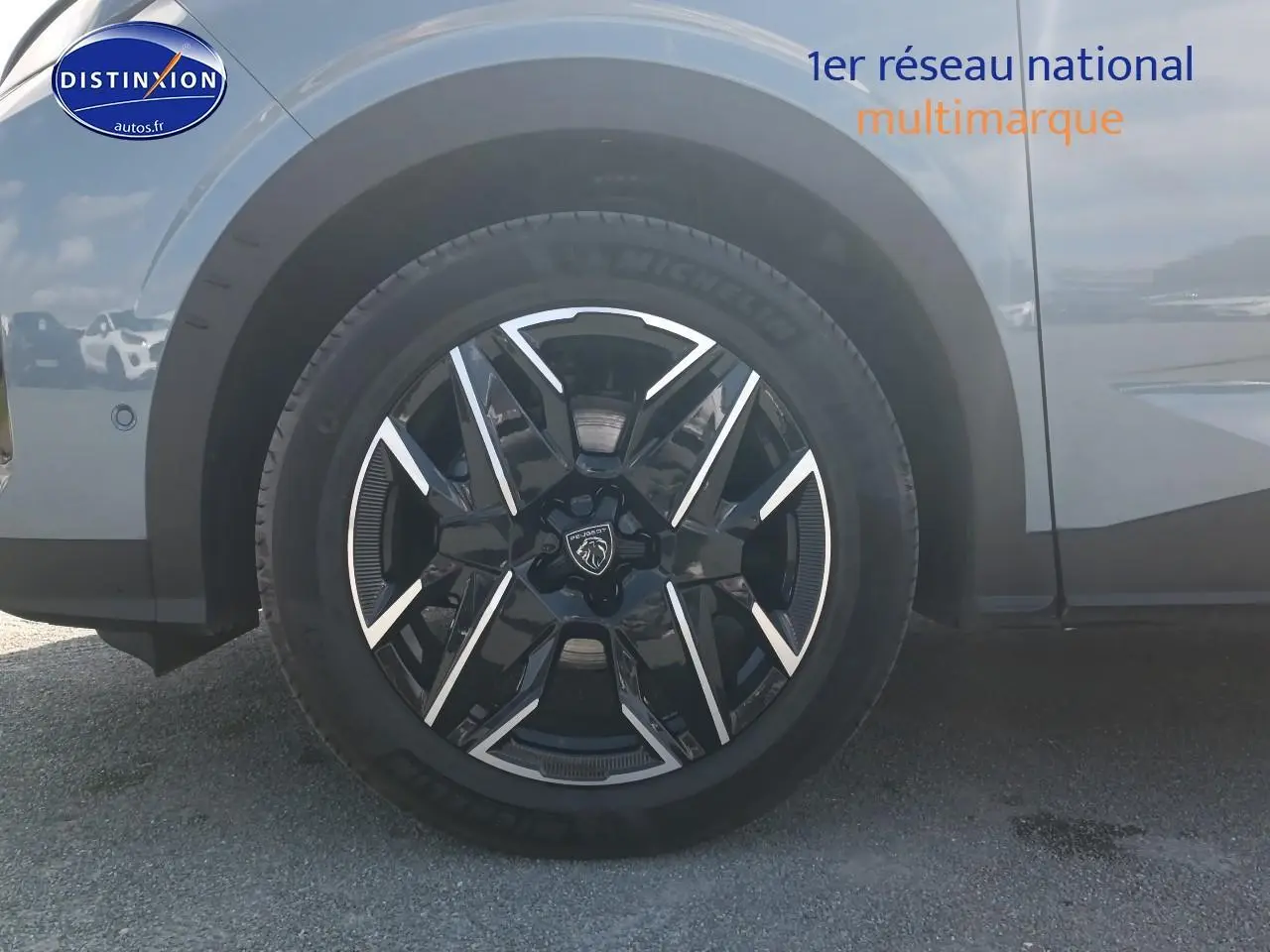 Gros plan sur la roue avant gauche du Peugeot 3008 bleu 2025 avec jante alu noire et argentée au design moderne.