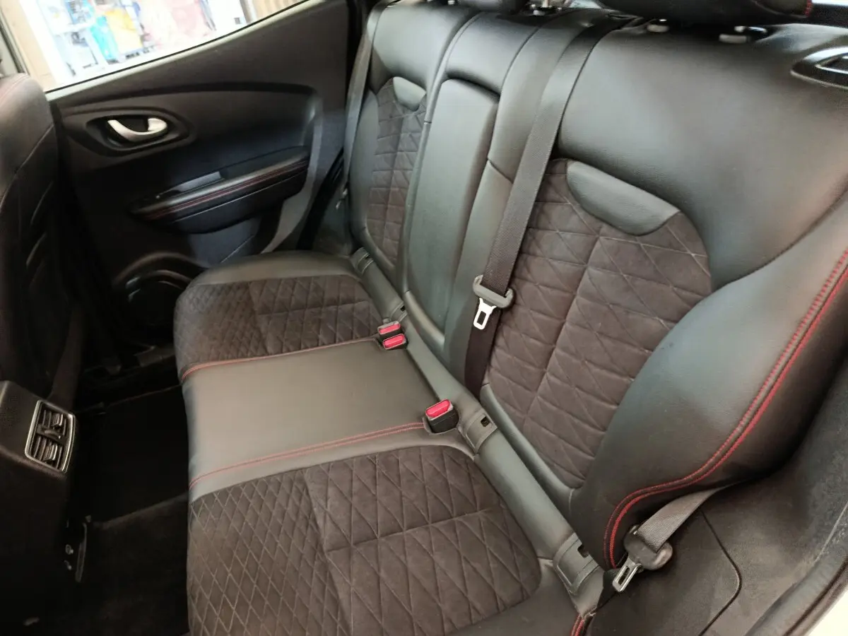 Vue intérieure côté gauche montrant la banquette arrière noire avec surpiqûres rouges du Renault Kadjar Black Edition 2020.