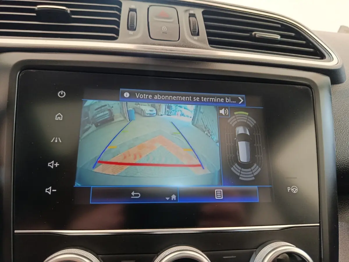 Écran tactile intérieur du Renault Kadjar affichant la caméra de recul et les capteurs de stationnement.