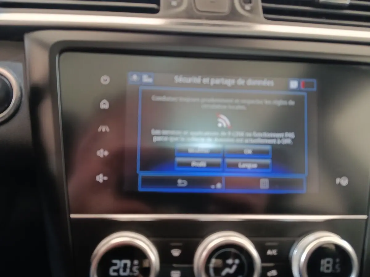 Gros plan sur l'écran tactile central et commandes de climatisation du Renault Kadjar blanc, version Black Edition 2020.