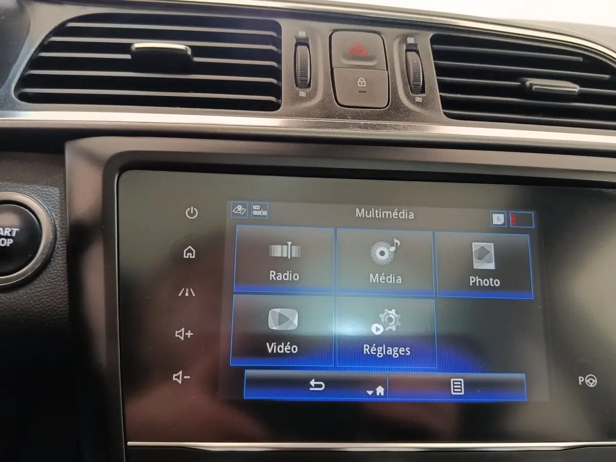 Écran tactile multimédia du tableau de bord du Renault Kadjar 2020, vue frontale rapprochée.